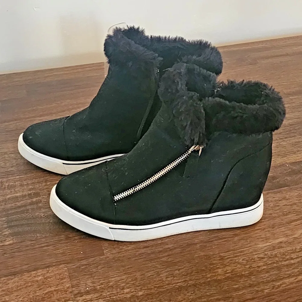 Sugar Kiwi Black Wedge Sneaker Side Zip with Faux Fur Trim Size 8